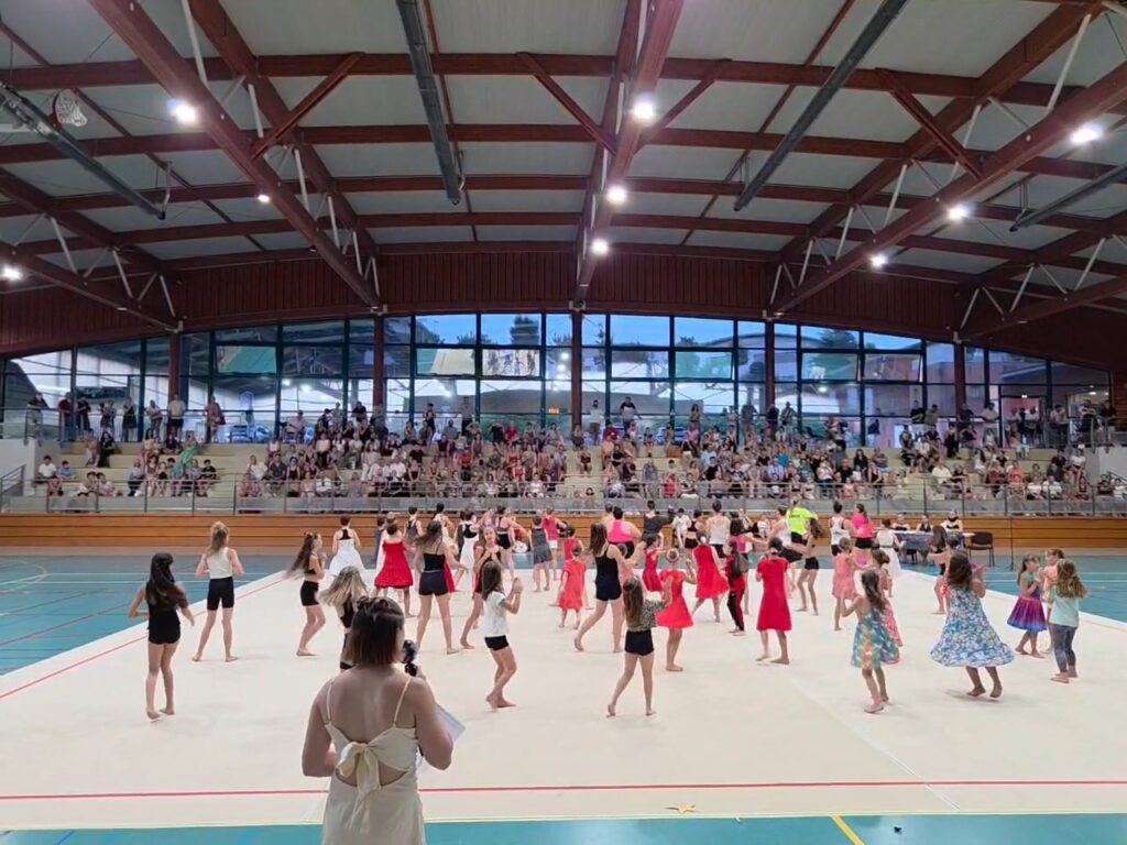 Les gymnastes sur le flashmob lors du gala de fin de saison